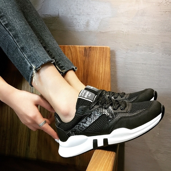 Πολύ κομψά γυναικεία πάνινα παπούτσια σε τρία χρώματα με άνετα πέλματα