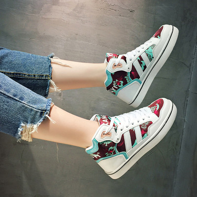 Κομψά γυναικεία πάνινα παπούτσια σε τρία χρώματα κατάλληλα για  τη καθημερινή ζωή