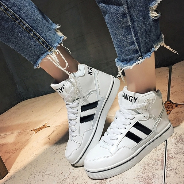 Κομψά γυναικεία πάνινα παπούτσια σε τρία χρώματα κατάλληλα για  τη καθημερινή ζωή