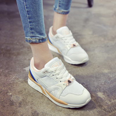 Κομψά γυναικεία πάνινα παπούτσια σε τρία χρώματα κατάλληλα για τη  καθημερινή ζωή