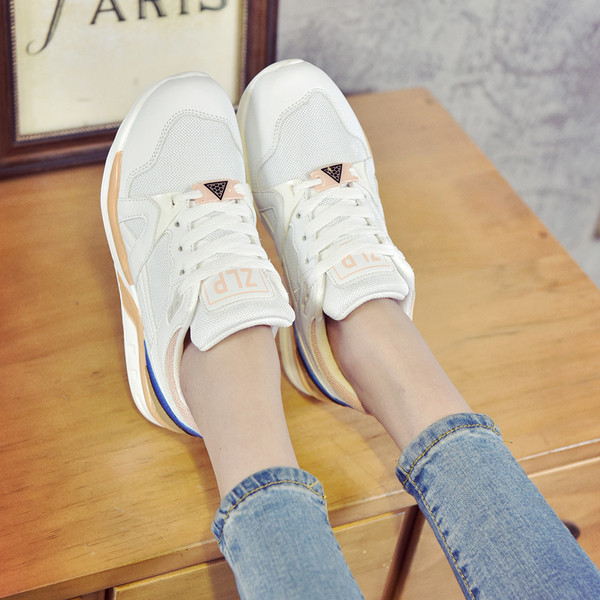 Κομψά γυναικεία πάνινα παπούτσια σε τρία χρώματα κατάλληλα για τη  καθημερινή ζωή