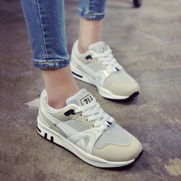 Κομψά γυναικεία πάνινα παπούτσια σε τρία χρώματα κατάλληλα για τη  καθημερινή ζωή