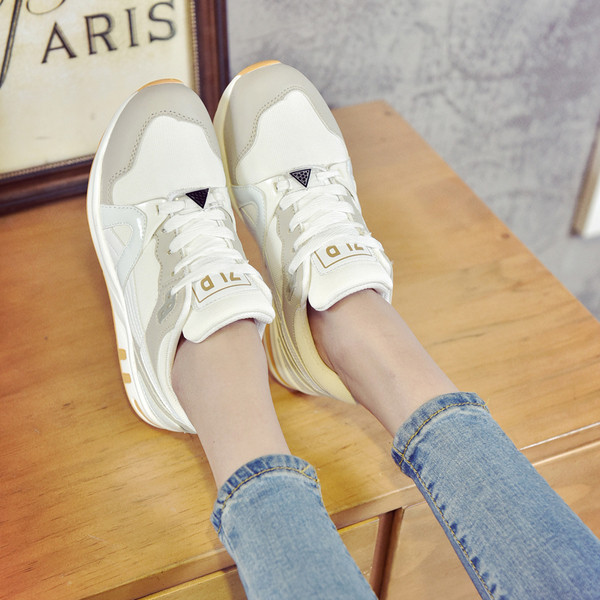 Κομψά γυναικεία πάνινα παπούτσια σε τρία χρώματα κατάλληλα για τη  καθημερινή ζωή