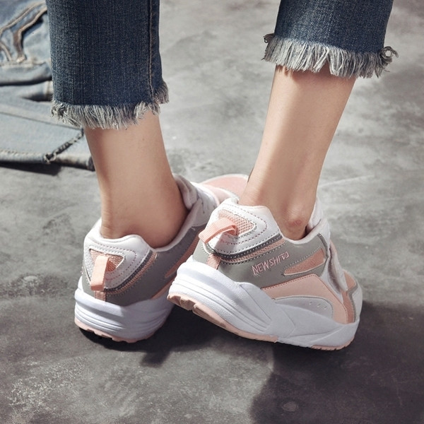 Ενδιαφέρουσα αθλητικά πάνινα παπούτσια σε τρία χρώματα με λουράκια βελκρό κατάλληλα για αθλητισμό και για την καθημερινή ζωή