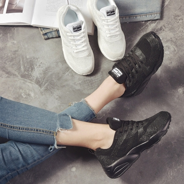 Αθλητικά κομψά γυναικεία  παπούτσια σε λευκό και μαύρο χρώμα γυαλιστερά
