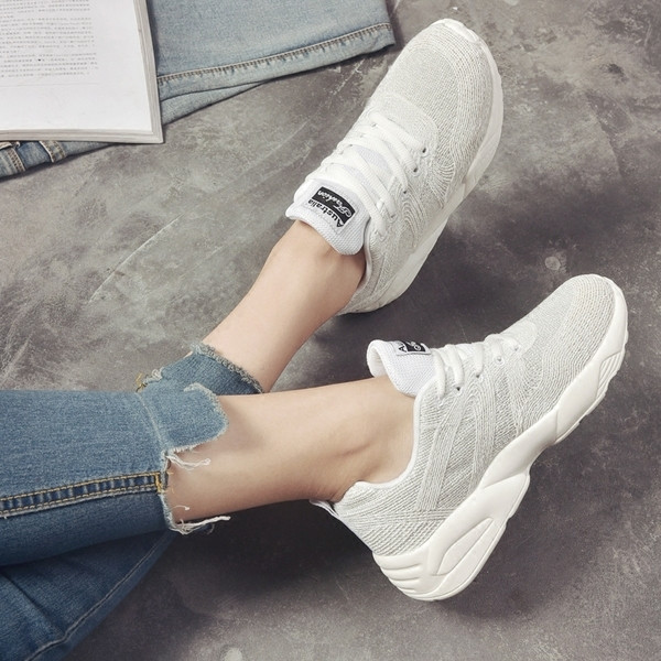 Αθλητικά κομψά γυναικεία  παπούτσια σε λευκό και μαύρο χρώμα γυαλιστερά