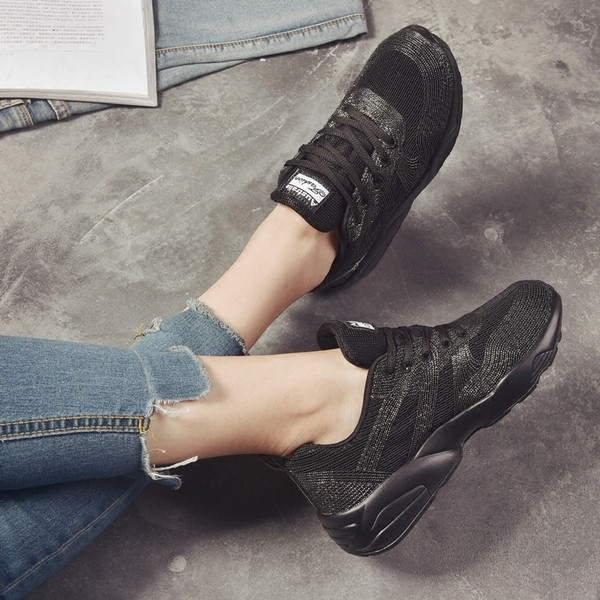 Αθλητικά κομψά γυναικεία  παπούτσια σε λευκό και μαύρο χρώμα γυαλιστερά