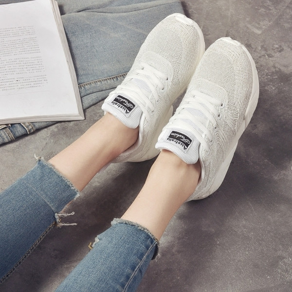 Αθλητικά κομψά γυναικεία  παπούτσια σε λευκό και μαύρο χρώμα γυαλιστερά