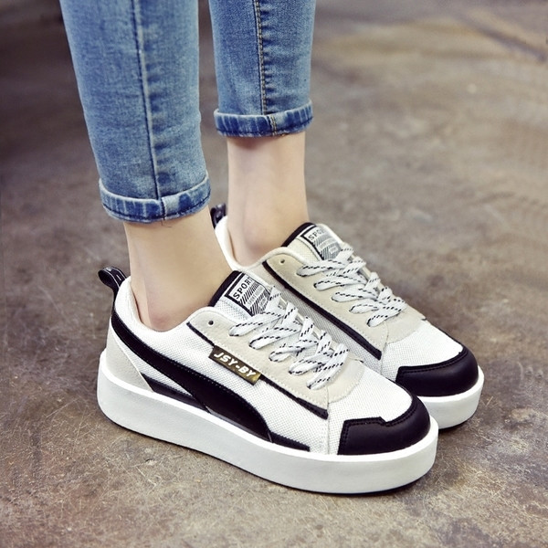 Σπορ-κομψά γυναικεία αθλητικά παπούτσια σε μαύρο και άσπρο χρώμα