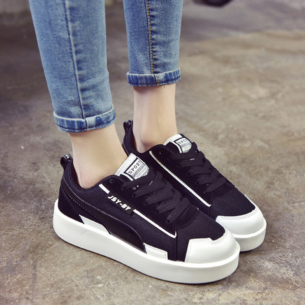 Σπορ-κομψά γυναικεία αθλητικά παπούτσια σε μαύρο και άσπρο χρώμα