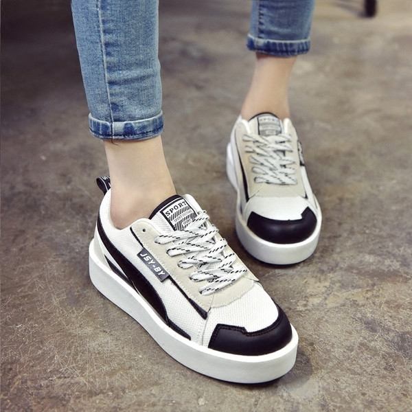 Σπορ-κομψά γυναικεία αθλητικά παπούτσια σε μαύρο και άσπρο χρώμα