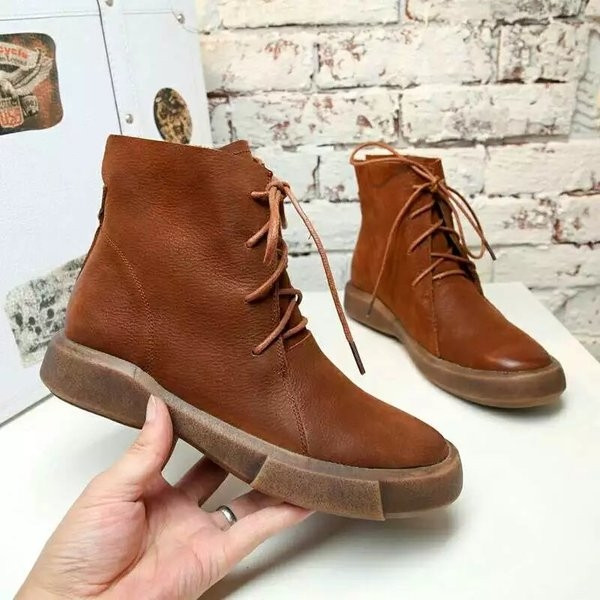 Γυναικείες ρετρό μπότες σε δύο χρώματα με επίπεδη σόλα