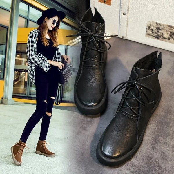 Γυναικείες ρετρό μπότες σε δύο χρώματα με επίπεδη σόλα