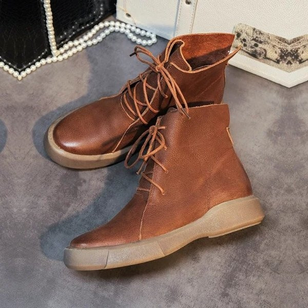 Γυναικείες ρετρό μπότες σε δύο χρώματα με επίπεδη σόλα