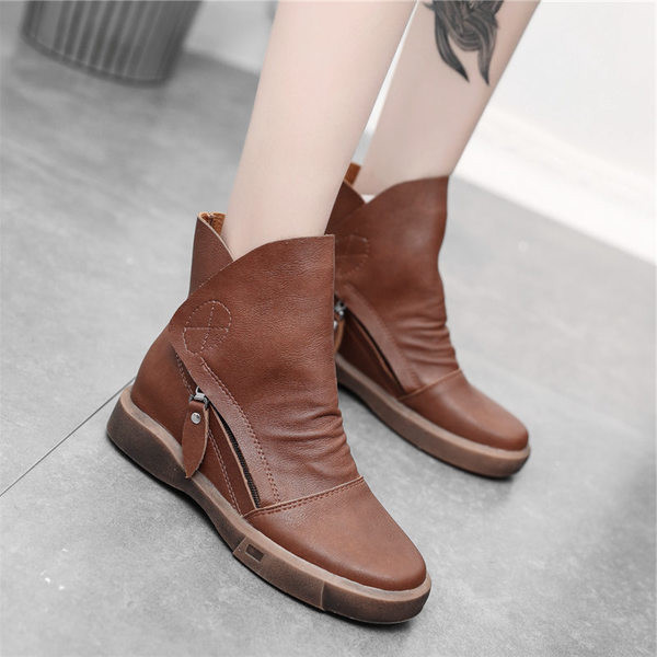 Γυναικείες χειμερινές μπότες με φερμουάρ σε μαύρο και καφέ χρώμα