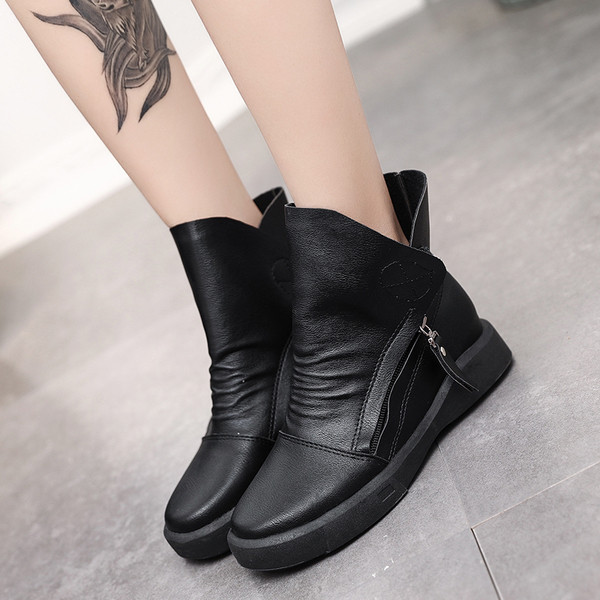 Γυναικείες χειμερινές μπότες με φερμουάρ σε μαύρο και καφέ χρώμα