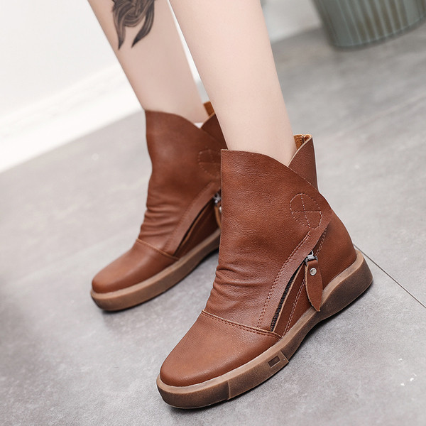 Γυναικείες χειμερινές μπότες με φερμουάρ σε μαύρο και καφέ χρώμα