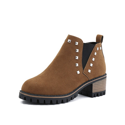 Γυναικείες μπότες με μεταλλική διακόσμηση σε καφέ και μαύρο χρώμα