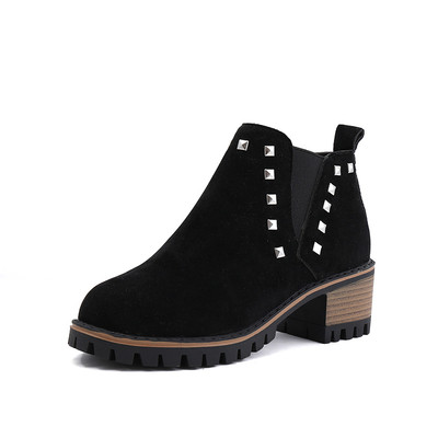 Γυναικείες μπότες με μεταλλική διακόσμηση σε καφέ και μαύρο χρώμα