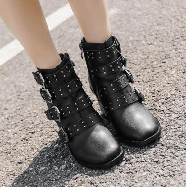 Γυναικείες μπότες με  ψηλά τακούνια, πόρπες σιδήρου και μεταλλικά πριτσίνια