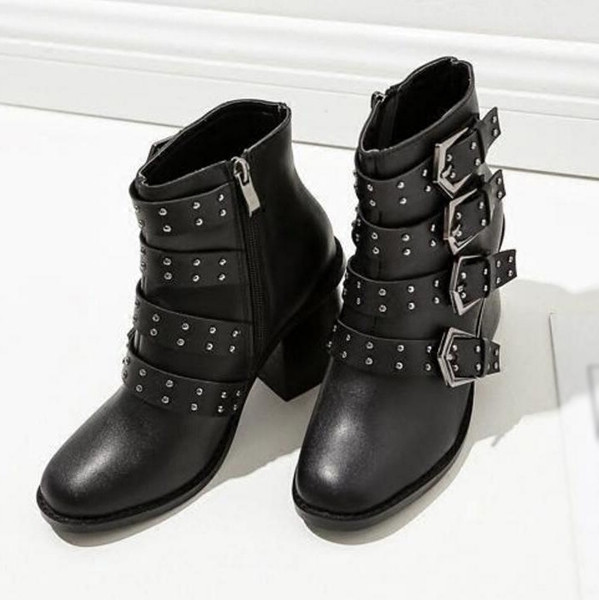 Γυναικείες μπότες με  ψηλά τακούνια, πόρπες σιδήρου και μεταλλικά πριτσίνια