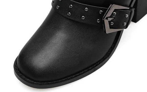 Γυναικείες μπότες με  ψηλά τακούνια, πόρπες σιδήρου και μεταλλικά πριτσίνια