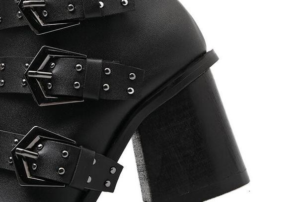 Γυναικείες μπότες με  ψηλά τακούνια, πόρπες σιδήρου και μεταλλικά πριτσίνια