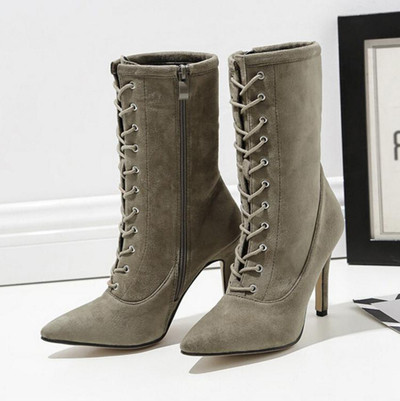 Γυναικεία παπούτσια με ψηλά τακούνια με εγκάρσια ζεύγη και ύψος πάνω από τον αστράγαλο