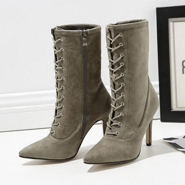 Γυναικεία παπούτσια με ψηλά τακούνια με εγκάρσια ζεύγη και ύψος πάνω από τον αστράγαλο