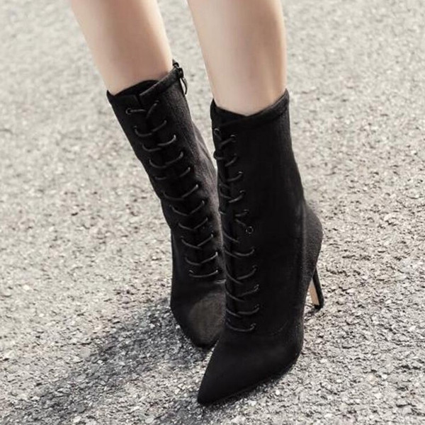 Γυναικεία παπούτσια με ψηλά τακούνια με εγκάρσια ζεύγη και ύψος πάνω από τον αστράγαλο