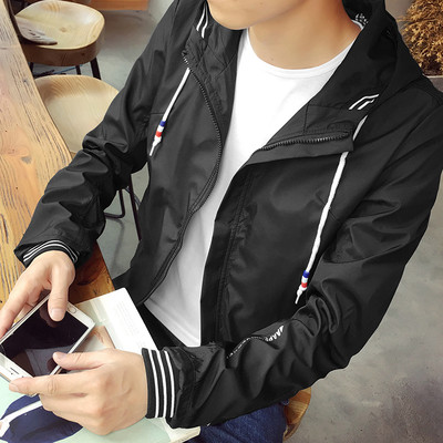 Αθλητικό φθινοπωρινό ανδρικό μπουφάν  με κουκούλα κατάλληλο για τη καθημερινή ζωή