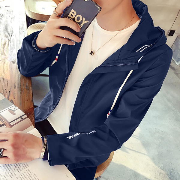 Αθλητικό φθινοπωρινό ανδρικό μπουφάν  με κουκούλα κατάλληλο για τη καθημερινή ζωή