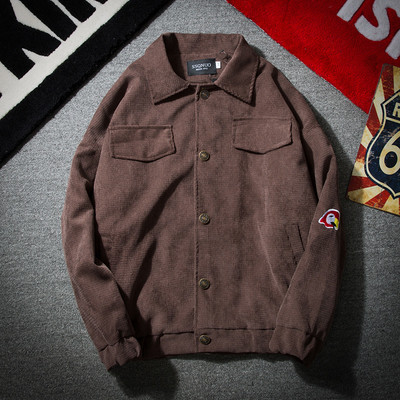 Ανδρικό μπουφάν για το φθινόπωρο με πολύχρωμες επιγραφές κατάλληλες για την καθημερινή ζωή