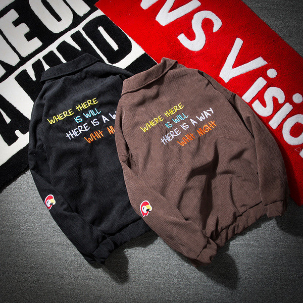 Ανδρικό μπουφάν για το φθινόπωρο με πολύχρωμες επιγραφές κατάλληλες για την καθημερινή ζωή