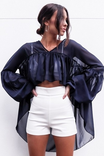 Γυναικεία ανοιχτόχρωμη  μπλούζα σε ασύμμετρο μήκος