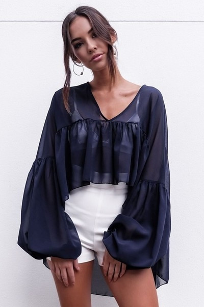 Γυναικεία ανοιχτόχρωμη  μπλούζα σε ασύμμετρο μήκος