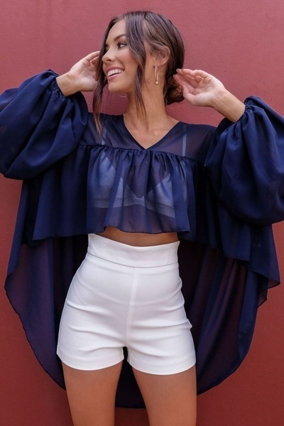 Γυναικεία ανοιχτόχρωμη  μπλούζα σε ασύμμετρο μήκος