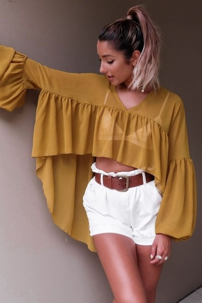 Γυναικεία ανοιχτόχρωμη  μπλούζα σε ασύμμετρο μήκος