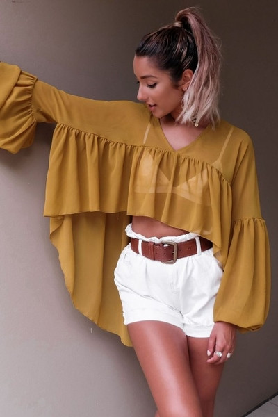 Γυναικεία ανοιχτόχρωμη  μπλούζα σε ασύμμετρο μήκος