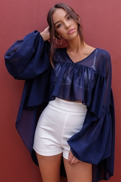 Γυναικεία ανοιχτόχρωμη  μπλούζα σε ασύμμετρο μήκος