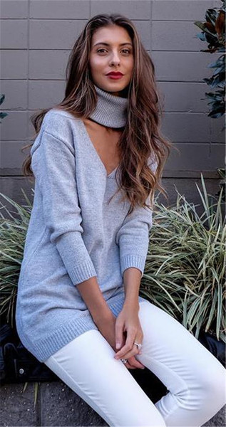 Κομψό μακρύ γυναικείο πουλόβερ  με V-λαιμόκοψη και διακοσμητικό μαντήλι