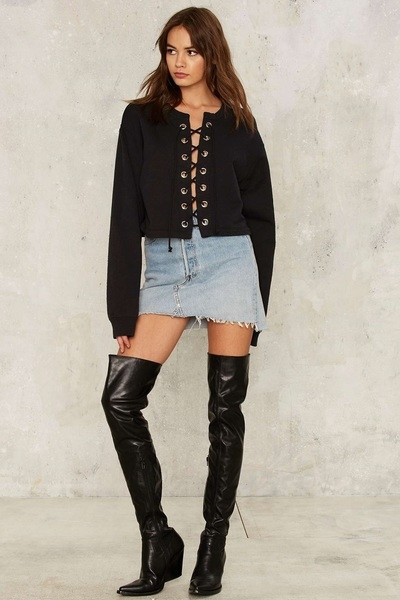 Σέξυ γυναικεία μπλούζα - σύντομη με συνδέσμους στο λαιμόκοψη