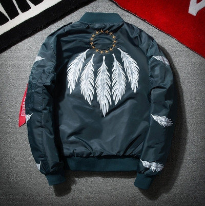 Ένα μοντέρνο ανδρικό μπουφάν με εφαρμογές και σε πολλά χρώματα