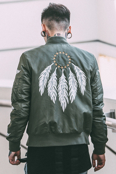 Ένα μοντέρνο ανδρικό μπουφάν με εφαρμογές και σε πολλά χρώματα