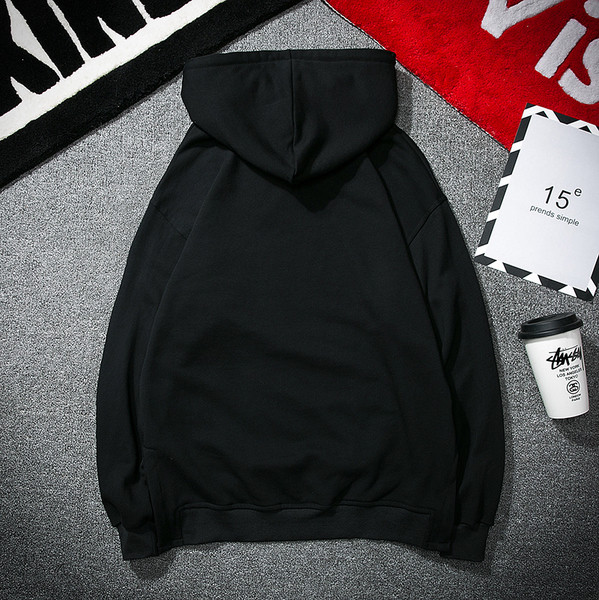 Καθημερινό ανδρικό φούτερ  με κουκούλα και τσέπη σε γκρι και μαύρο χρώμα