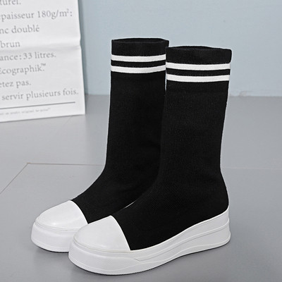 Αθλητικές γυναικείες μπότες με επίπεδη σόλα κατάλληλη για την καθημερινή ζωή