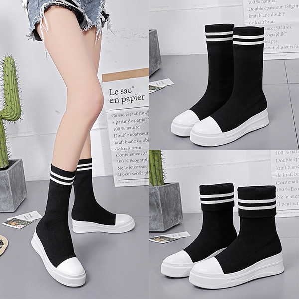 Αθλητικές γυναικείες μπότες με επίπεδη σόλα κατάλληλη για την καθημερινή ζωή