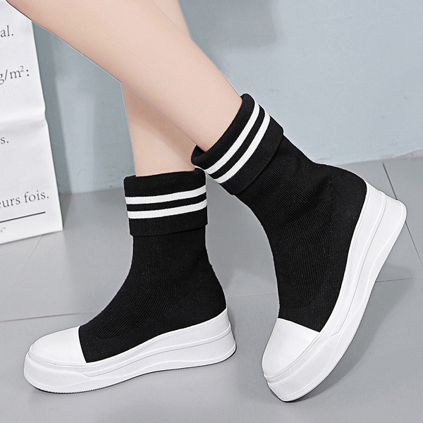 Αθλητικές γυναικείες μπότες με επίπεδη σόλα κατάλληλη για την καθημερινή ζωή