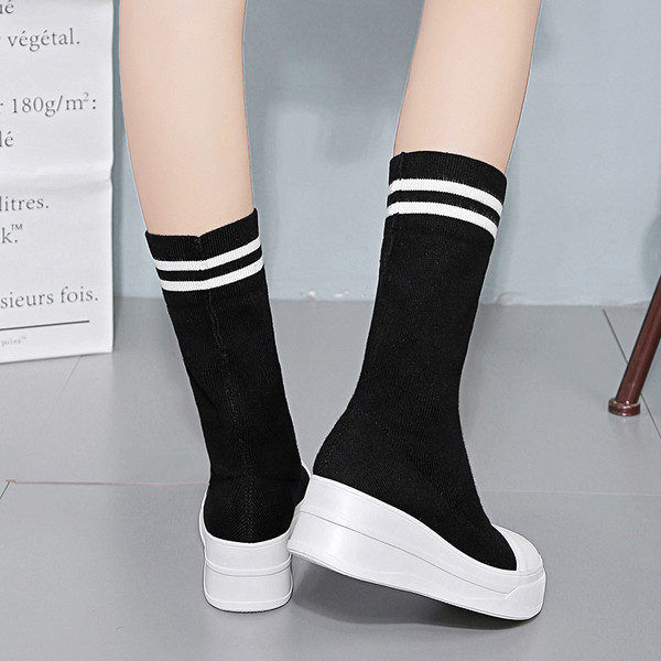 Αθλητικές γυναικείες μπότες με επίπεδη σόλα κατάλληλη για την καθημερινή ζωή