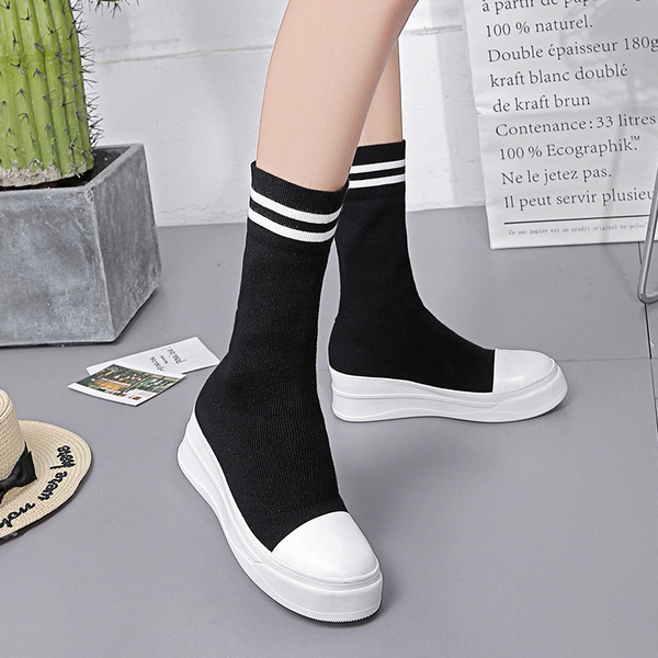 Αθλητικές γυναικείες μπότες με επίπεδη σόλα κατάλληλη για την καθημερινή ζωή